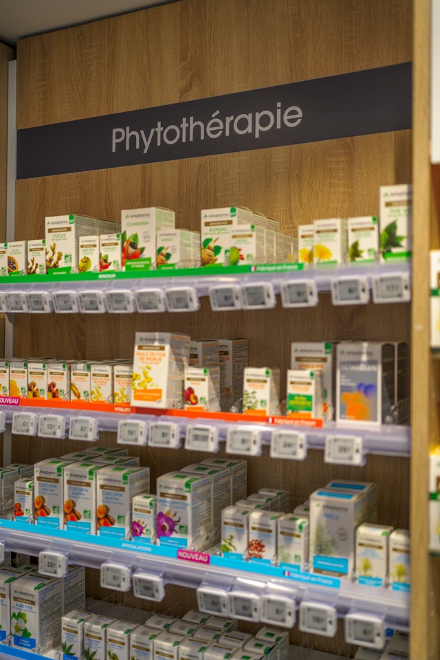 medicaments posés sur un comptoir de pharmacie